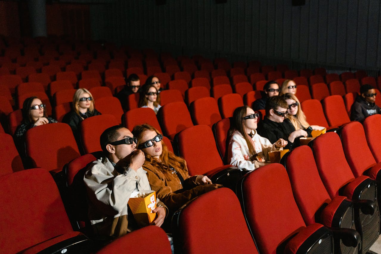 Penonton menyaksikan film di dalam studio bioskop yang gelap